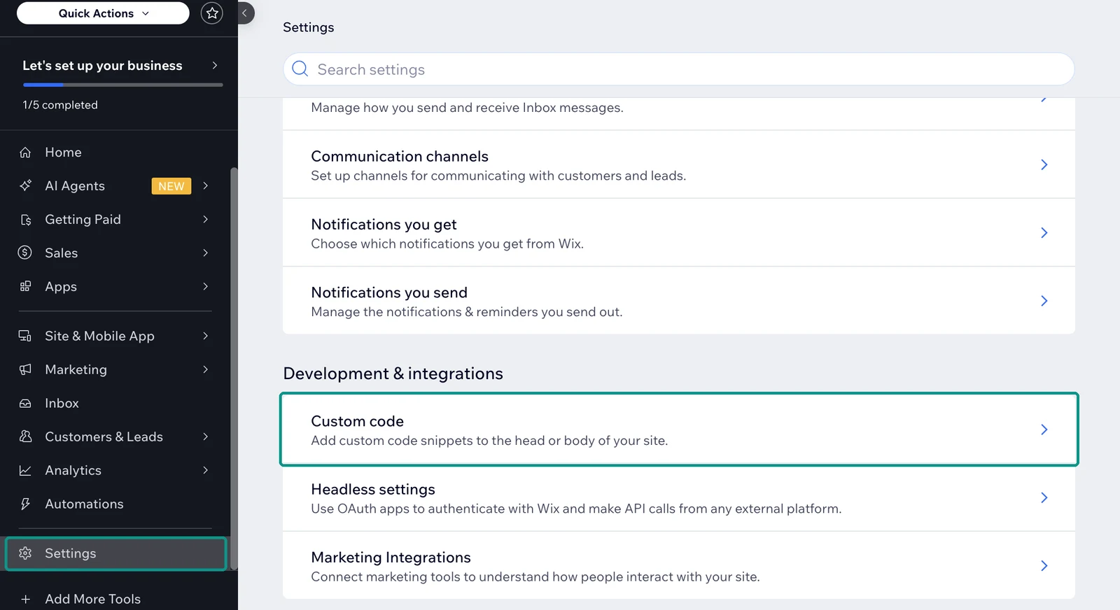 Einstellungsseite im Wix-Website-Dashboard: Links in der Seitenleiste ist «Settings» ausgewählt, im Bereich «Development & integrations» ist «Custom code» markiert